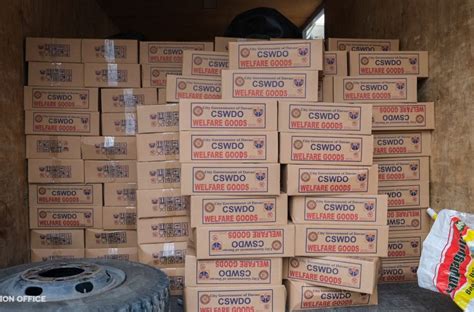 Davao City LGU gives aid to Dabawenyo flood victims.